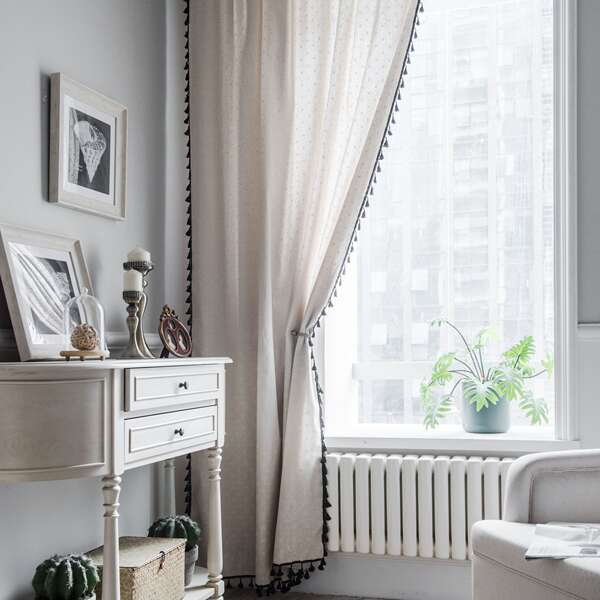 As cortinas da cozinha são feitas de cor preta, semelhante às cortinas da cozinha.
