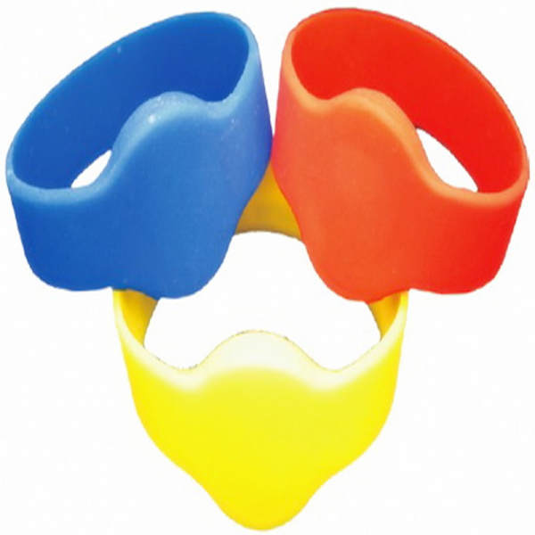 Nike lança pulseiras de silicone, pulseiras de basquete e pulseiras esportivas.