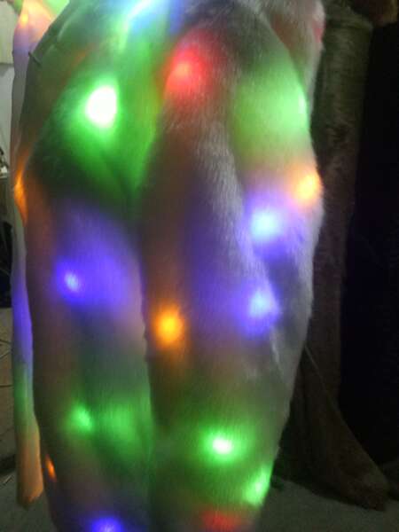 Novo modelo de venda rápida de imitação de couro de coelho casaco de couro de coelho com chapéu de comércio exterior feminino cena de festas colorido LED moda