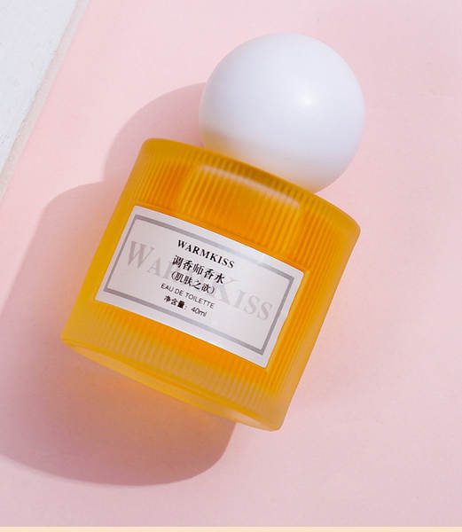 Mulheres perfumadas com perfume no mercado noturno de luxo.