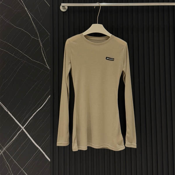No verão de 2025, a nova camiseta de proteção solar da MIU é usada para roupas femininas