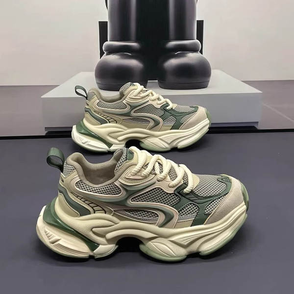 No verão de 2026, o novo modelo de calçado de ar para homens no outono, a tendência é aumentar o tamanho dos sapatos de lazer para homens.