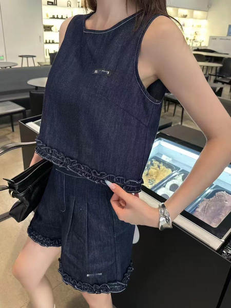 Conjunto sem mangas e short com detalhes em flor