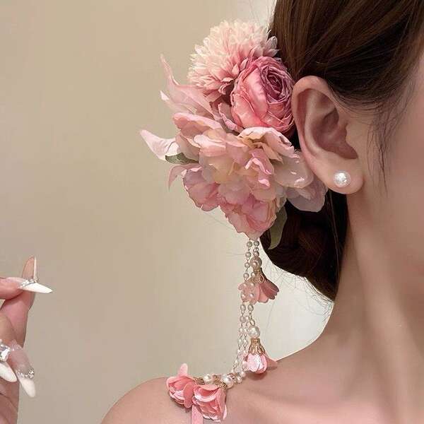 Penteado com Flor e Contas Rosa