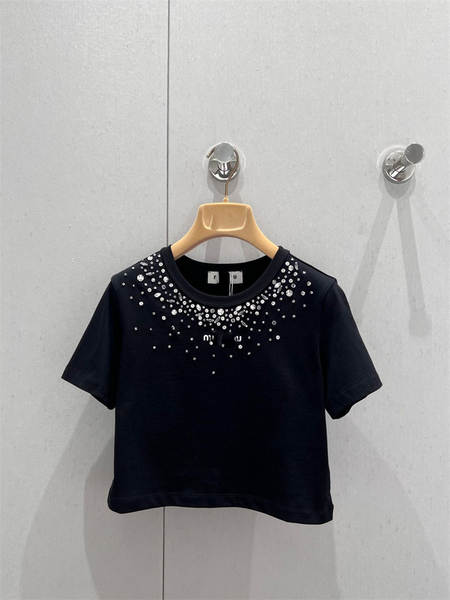 2025 Primeira Primavera Novo Southern Oil Miu Simples Moda Centenário Reduzir Idade Férias Vento Pearl Letra Curta Colar T-Shirt