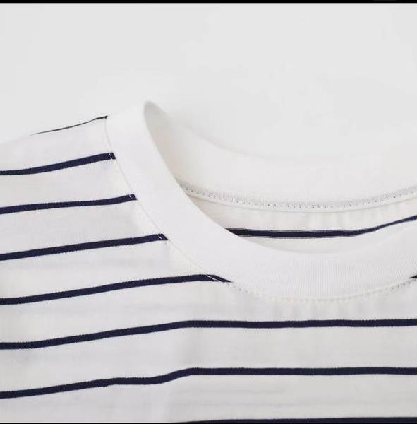 Camiseta feminina branca com listras
