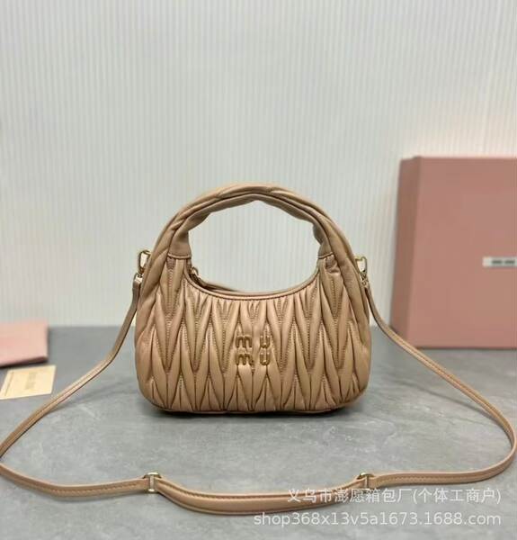 Bolsa feminina de couro com detalhes em pregas