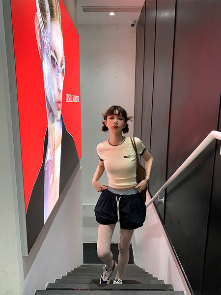 Le Rouge é uma camiseta com duas mangas curtas.