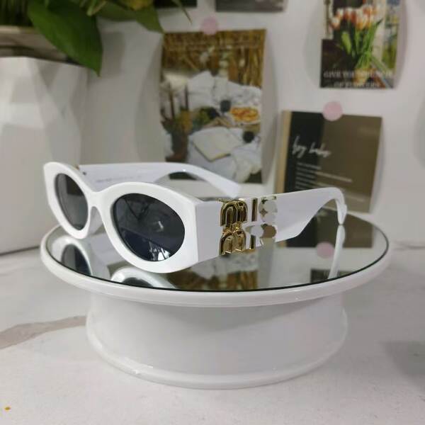 Miu Lentes Mulher 2024 Novos Óculos de Sol Móveis Single Lentes de Lente Ampla Perna Logotipo de Ouro Óculos de Microfone