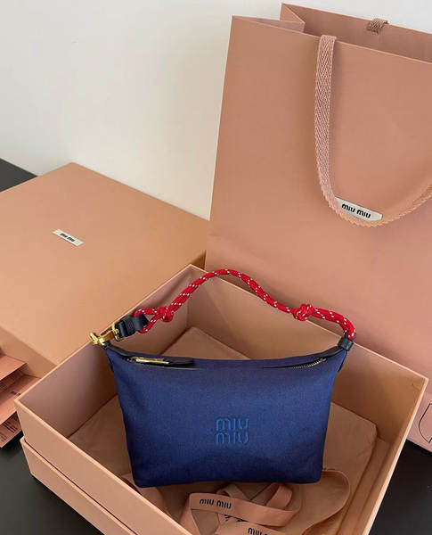 Miu Mu2025 novo colisão cor-de-cabeça de surf veludo de repouso em uma caixa de refeições de moda de ombros solitários