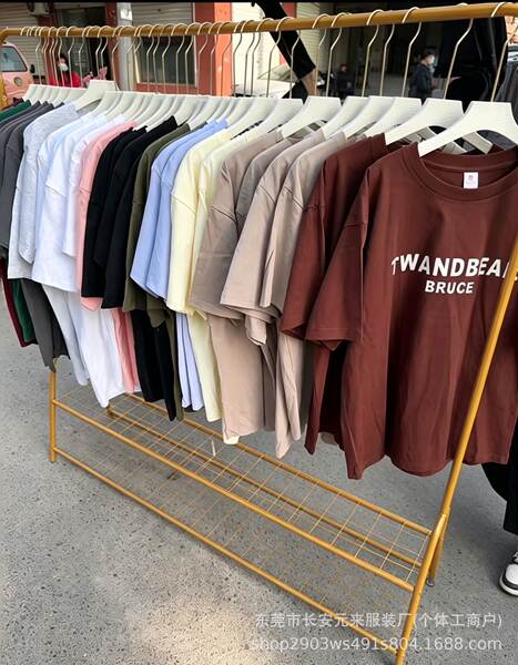 Camiseta masculina curta e larga