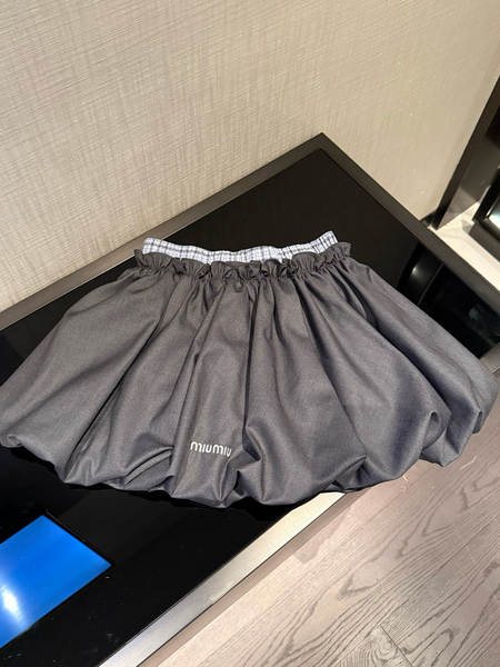 Mulheres de Verão de 25 anos com vestidos curtos de moda