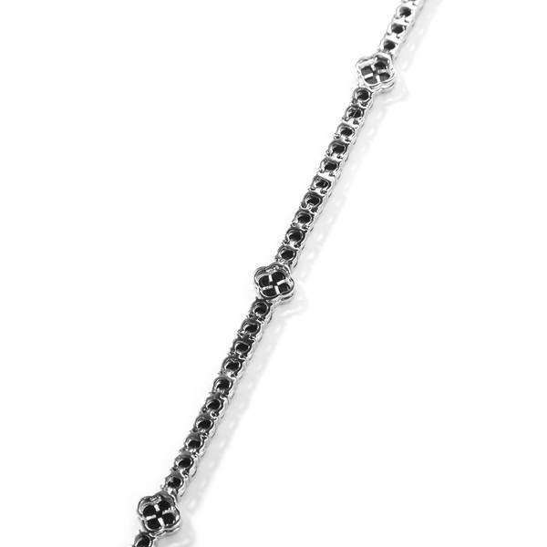 Coloque um colar de tênis em preto e prateado, um colar de tênis em branco.
