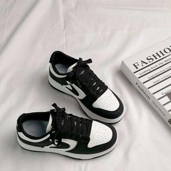 Sapatos femininos clássicos em preto e branco 2025 novos sapatos esportivos de casal de moda coreana de quatro estações