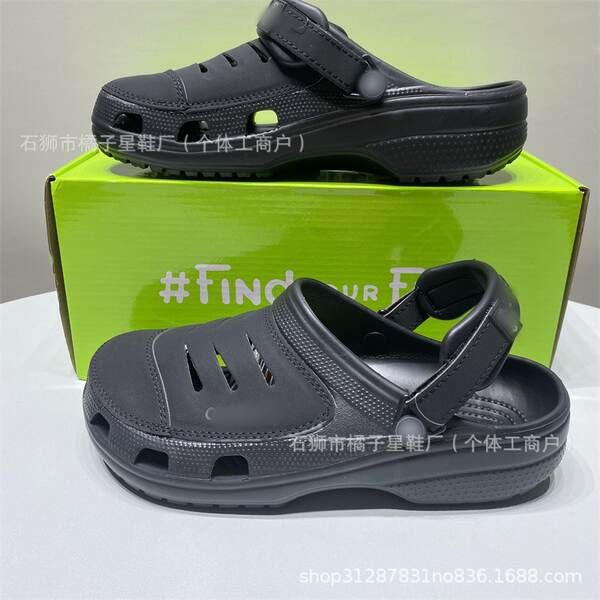 Sapatos de areia ao ar livre e confortáveis para os homens e para as mulheres de praia para o ar livre.