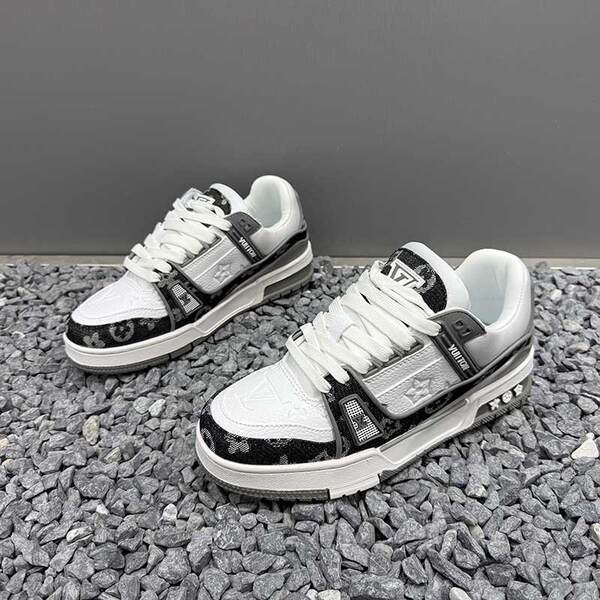 Sapatos masculinos de outono de 2025 novos sapatos de descanso suave com sapatos esportivos de grande porte de tendência permeável para casais
