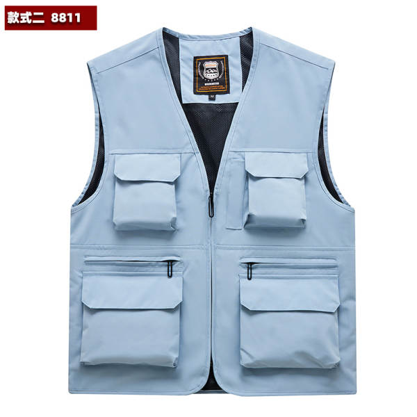 Vestido de trabalho fotográfico ao ar livre com várias bolsas de publicidade