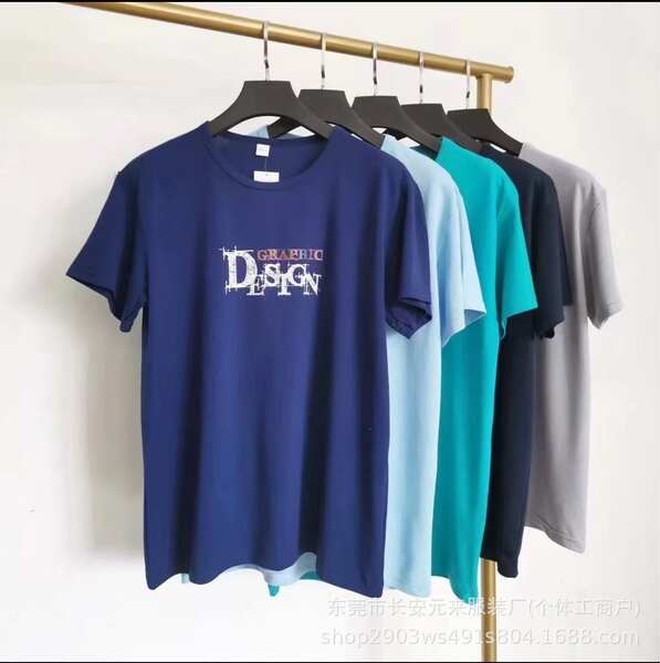 Camiseta masculina curta e larga
