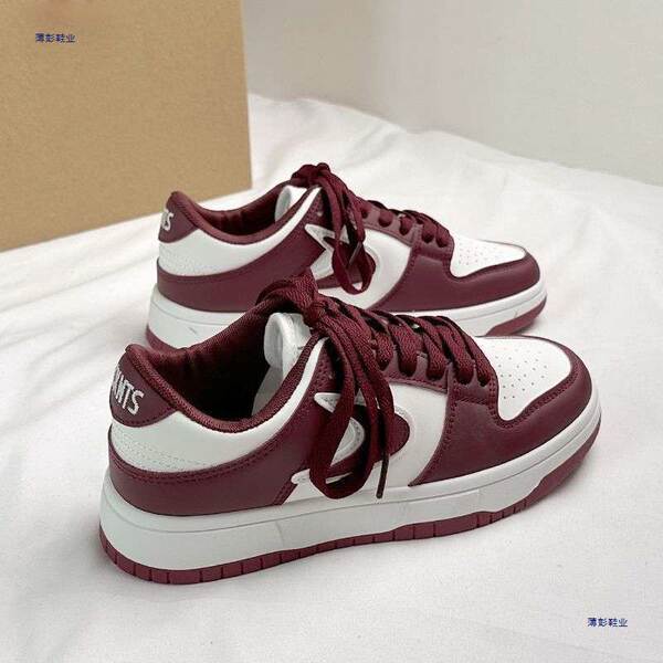 Sapatos femininos clássicos em preto e branco 2025 novos sapatos esportivos de casal de moda coreana de quatro estações
