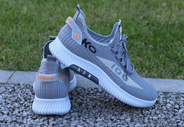 No verão do ano passado, um novo modelo de sapatos de corrida para homens, um novo modelo de sapatos para homens.