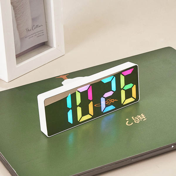 Relógio eletrônico LED de venda direta do fabricante de relógio eletrônico de estilo simples com bateria de plug-in de dois usos 0712