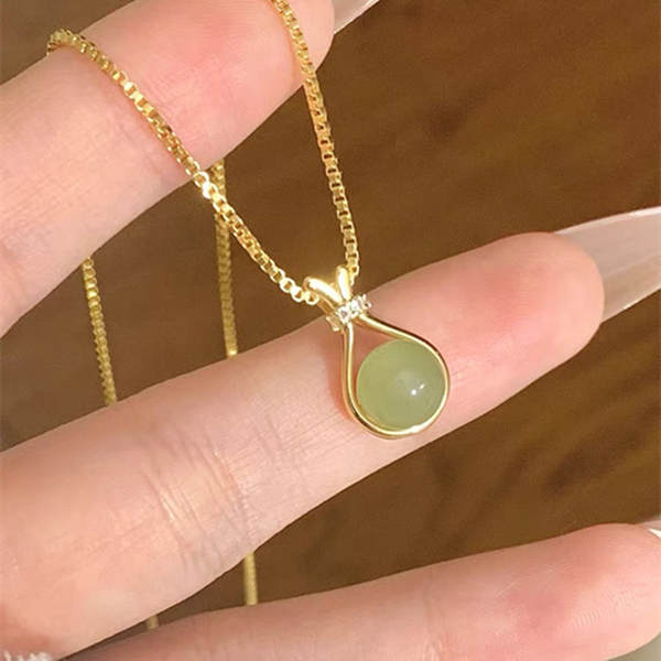 O anel de amor feminino é um anel que pode ser ajustado.