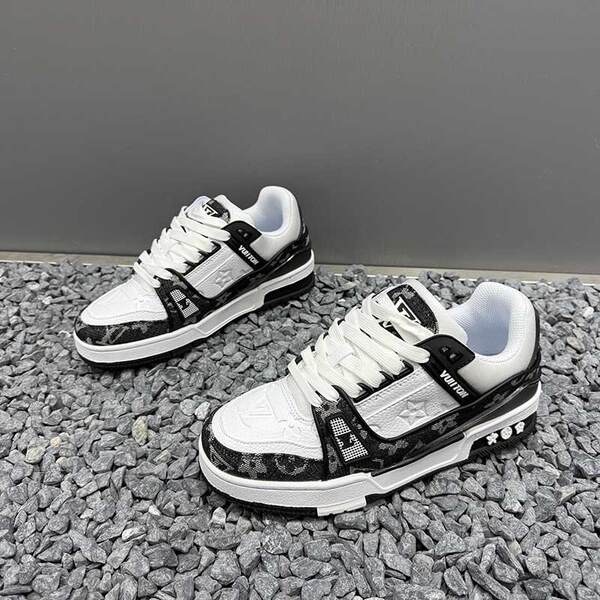 Sapatos masculinos de outono de 2025 novos sapatos de descanso suave com sapatos esportivos de grande porte de tendência permeável para casais