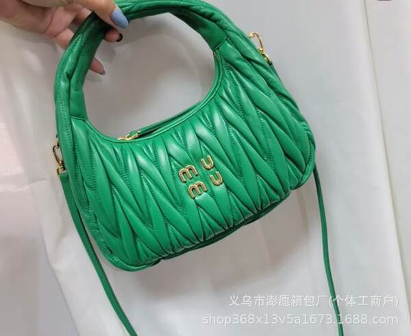 Bolsa feminina de couro com detalhes em pregas