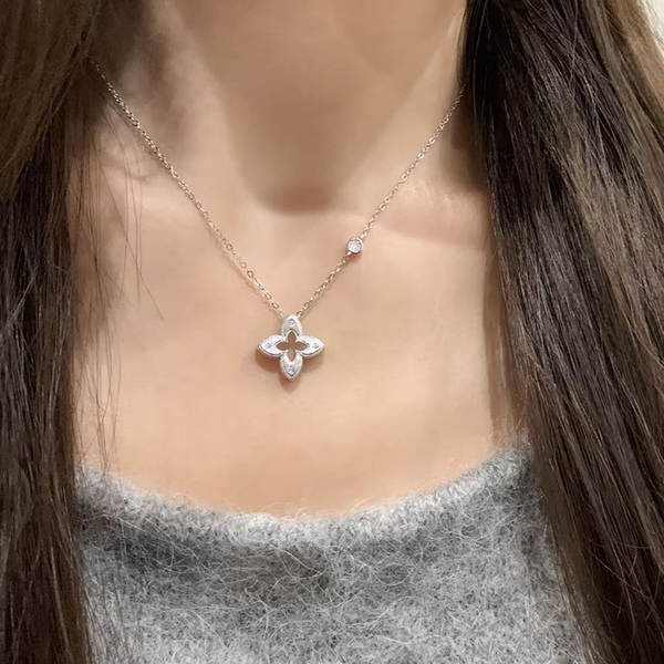 S925 Puro Prata Borboleta Colar Mulheres Pequenos Design Simples Delicioso doce e luxuoso Cadeia de cordão de serpente Sensor avançado