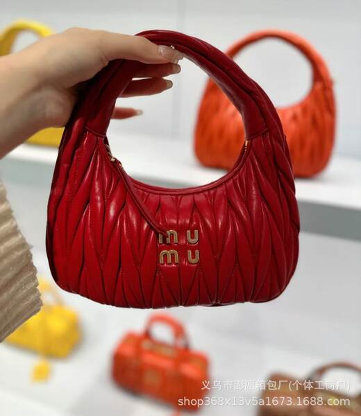 Bolsa feminina de couro com detalhes em pregas
