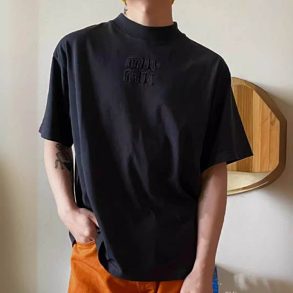 T-shirt masculino e feminino de alta qualidade com pulseira escura e escura.