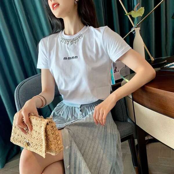 A nova camiseta da primavera e do verão de 2025 é a camiseta feminina de curta-metragem.