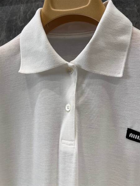 Camiseta feminina de polo com bordado