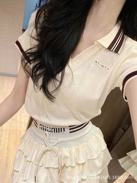 Vestido curto com camiseta polo e saia de bolo