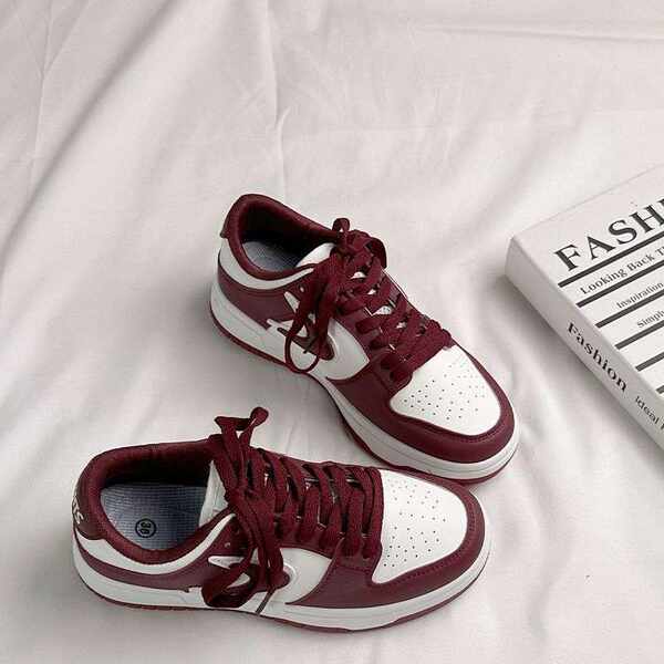 Sapatos femininos clássicos em preto e branco 2025 novos sapatos esportivos de casal de moda coreana de quatro estações