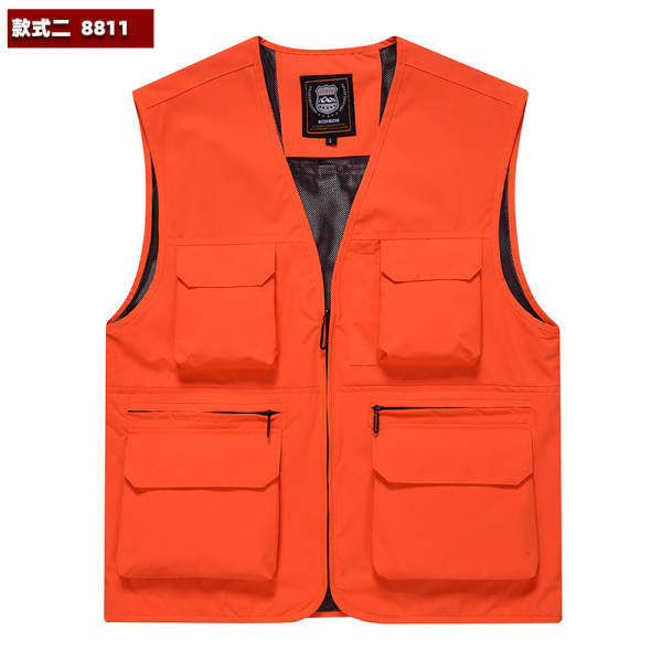 Vestido de trabalho fotográfico ao ar livre com várias bolsas de publicidade