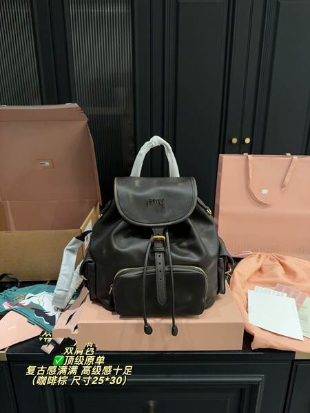 Miu Mu2025 nova mochila de couro duplo de ombros de alta sensibilidade de mão de ombro único de trabalho real mochila femininas atacado