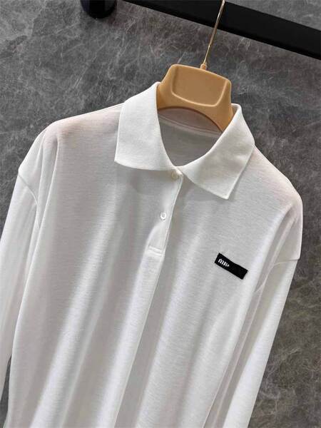 Camiseta feminina de polo com bordado