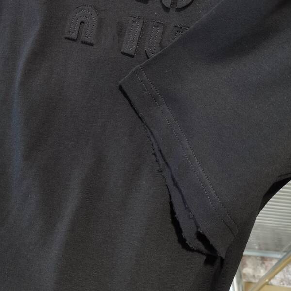 T-shirt masculino e feminino de alta qualidade com pulseira escura e escura.