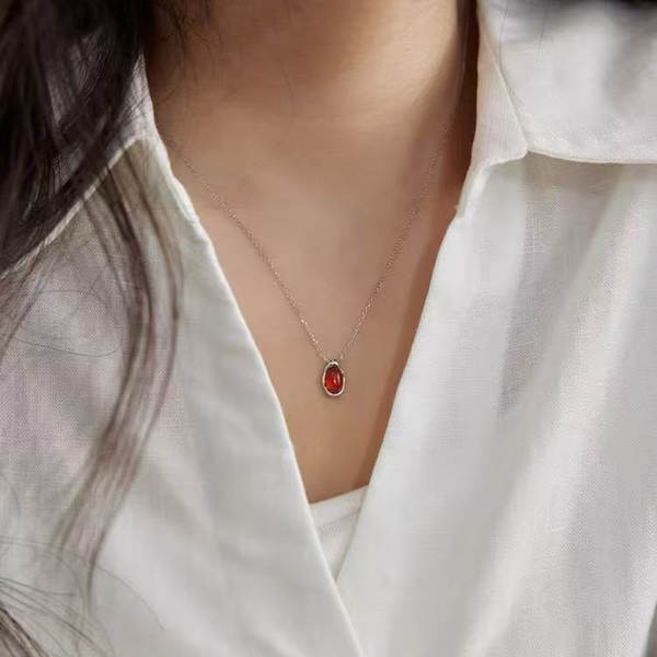 S925 Puro Prata Borboleta Colar Mulheres Pequenos Design Simples Delicioso doce e luxuoso Cadeia de cordão de serpente Sensor avançado