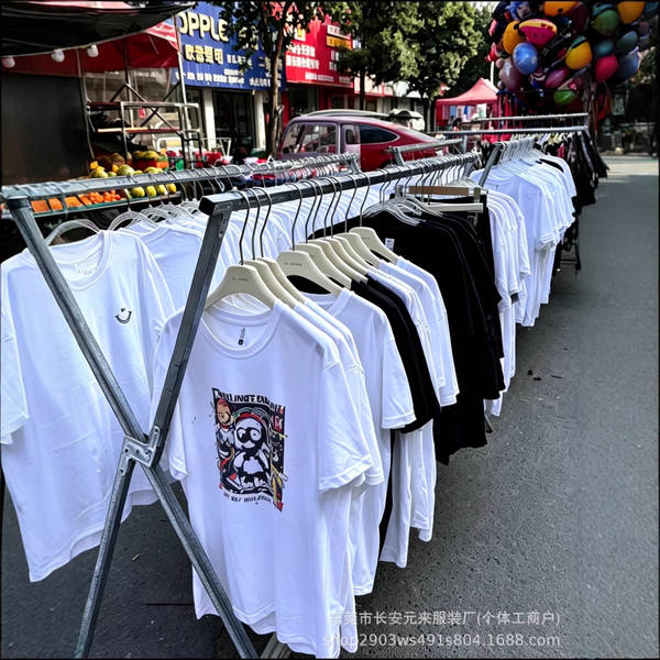 Camiseta masculina curta e larga