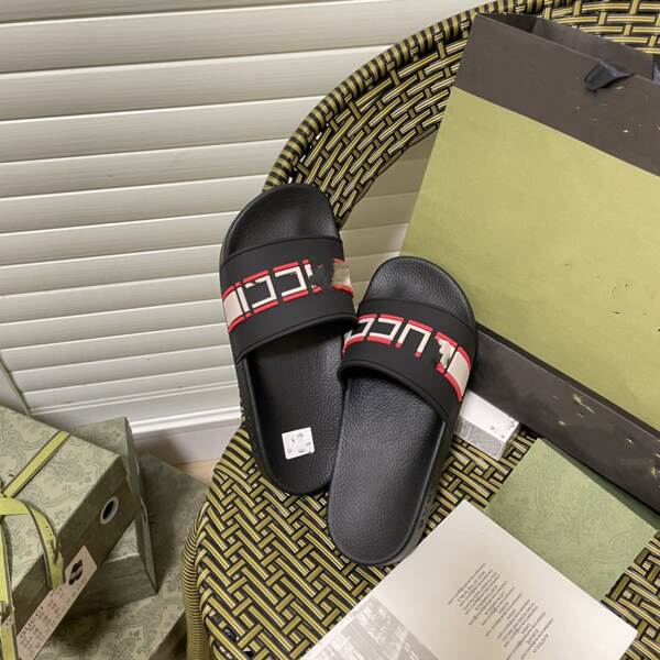 Jovens e mulheres da mesma faixa etária em casa com sapatos de praia em casa