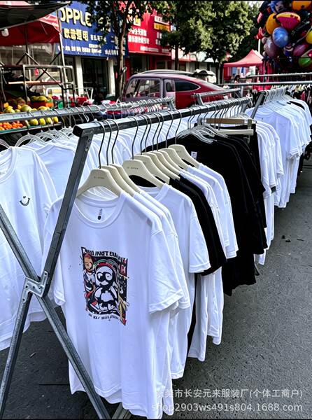 Camiseta masculina curta e larga