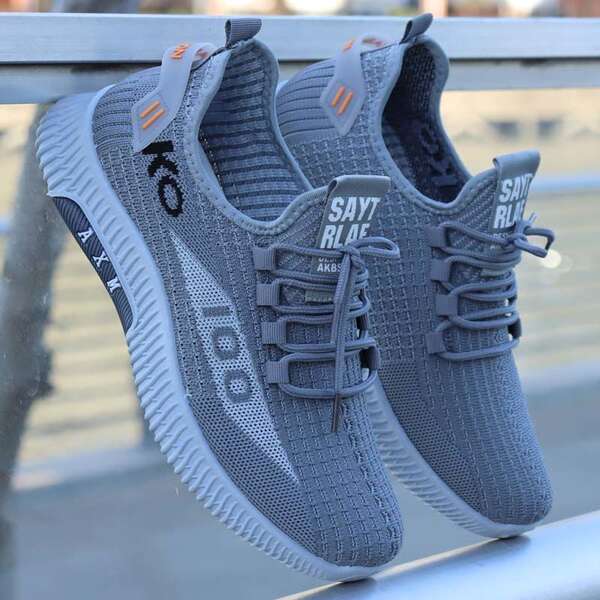 No verão do ano passado, um novo modelo de sapatos de corrida para homens, um novo modelo de sapatos para homens.