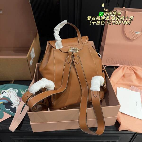 Miu Mu2025 nova mochila de couro duplo de ombros de alta sensibilidade de mão de ombro único de trabalho real mochila femininas atacado