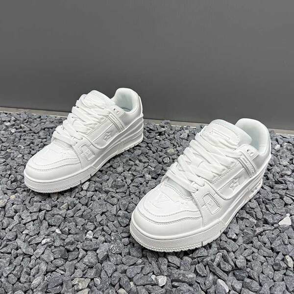 Sapatos masculinos de outono de 2025 novos sapatos de descanso suave com sapatos esportivos de grande porte de tendência permeável para casais
