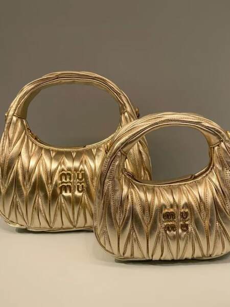 Bolsa feminina de couro com detalhes em pregas