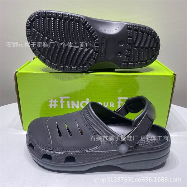 Sapatos de areia ao ar livre e confortáveis para os homens e para as mulheres de praia para o ar livre.