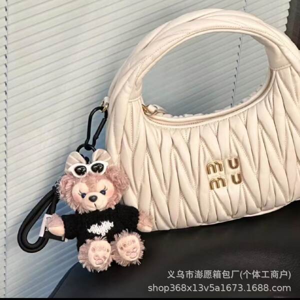 Bolsa feminina de couro com detalhes em pregas