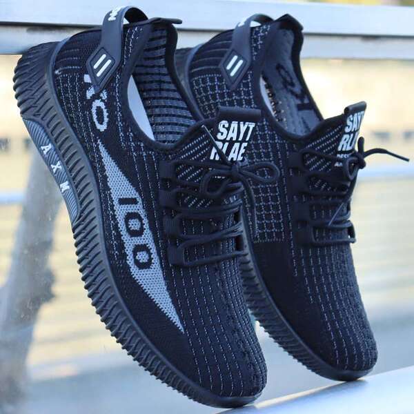 No verão do ano passado, um novo modelo de sapatos de corrida para homens, um novo modelo de sapatos para homens.